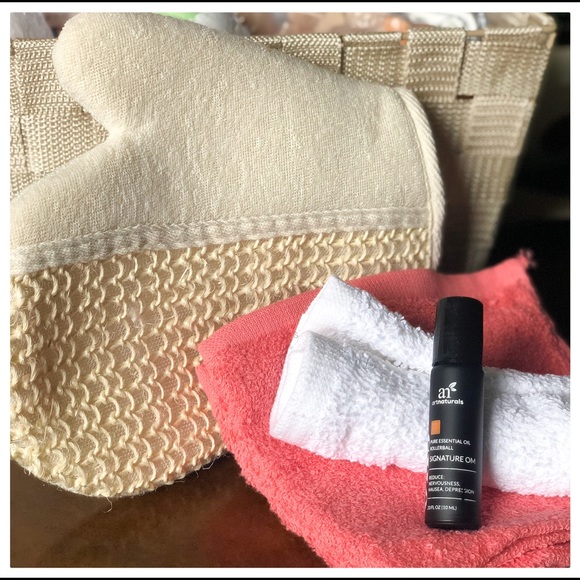 SOLD—-Mothers Day Essential Spa Gift Set - Picture 5 of 7